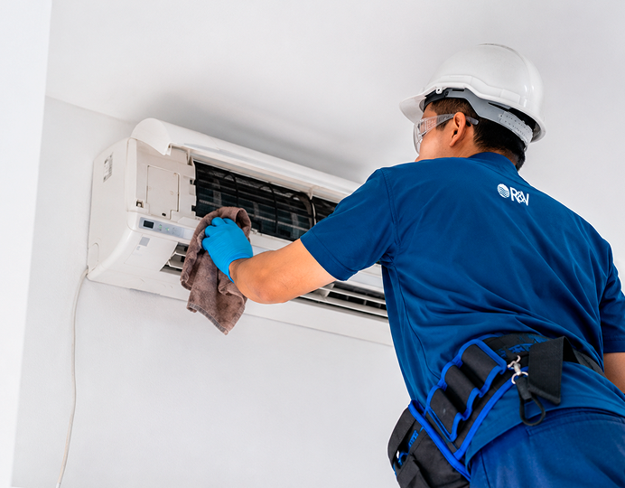 Técnico realizando a limpeza de um aparelho de ar-condicionado